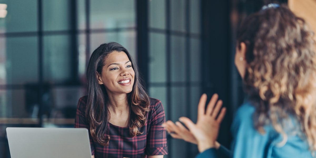 dos mujeres en oficina