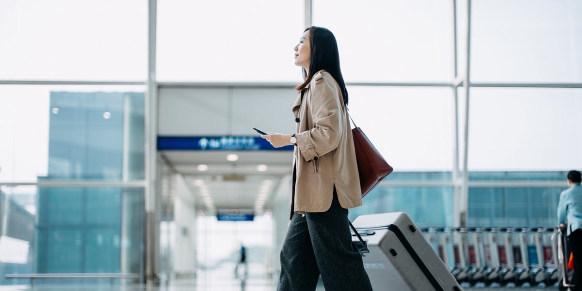 mujer caminado en aeropuerto