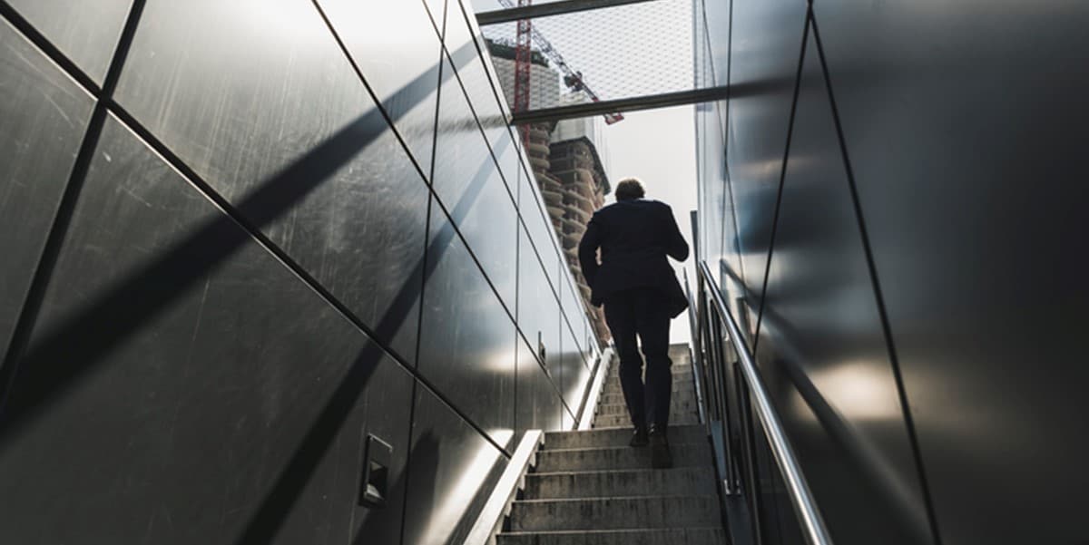 hombre subiendo escaleras