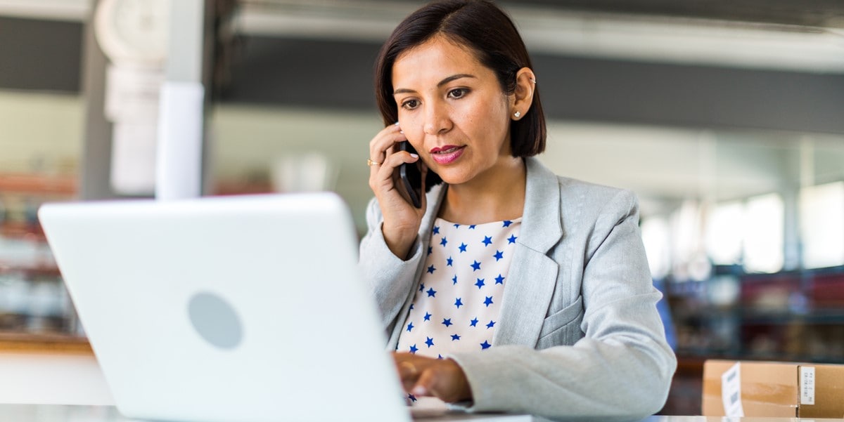 mujer trabajando, laptop, telefono, oficina,