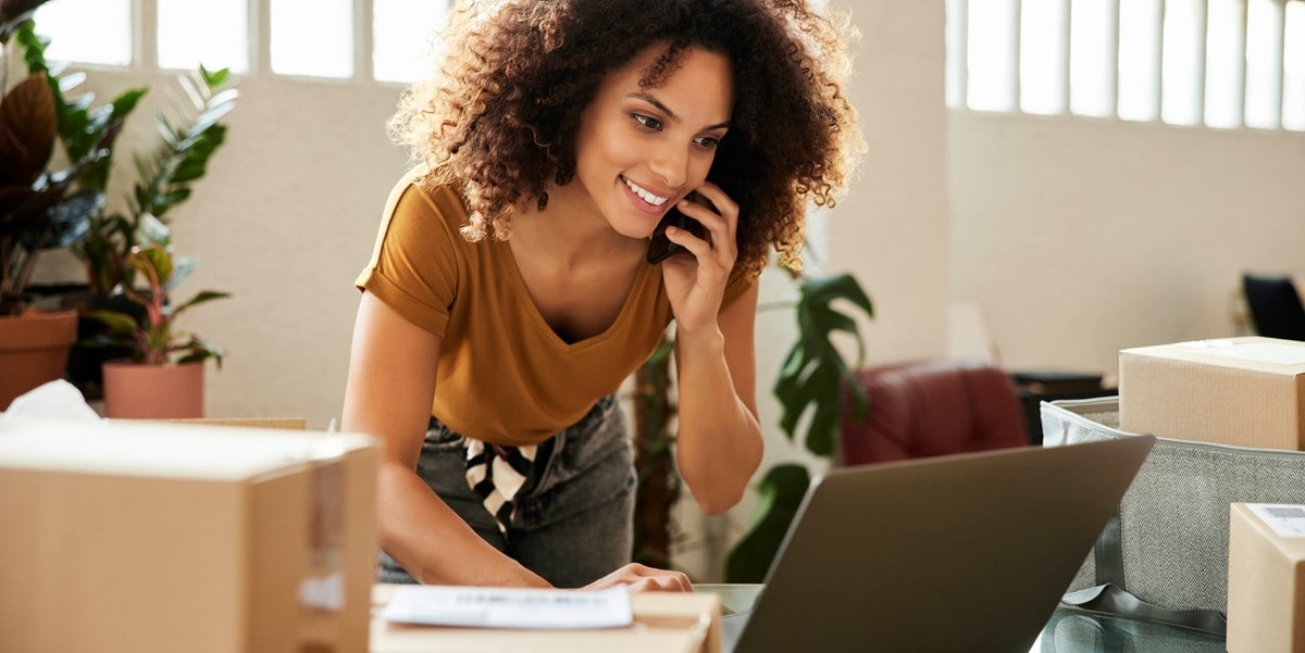 mujer trabajando en oficina