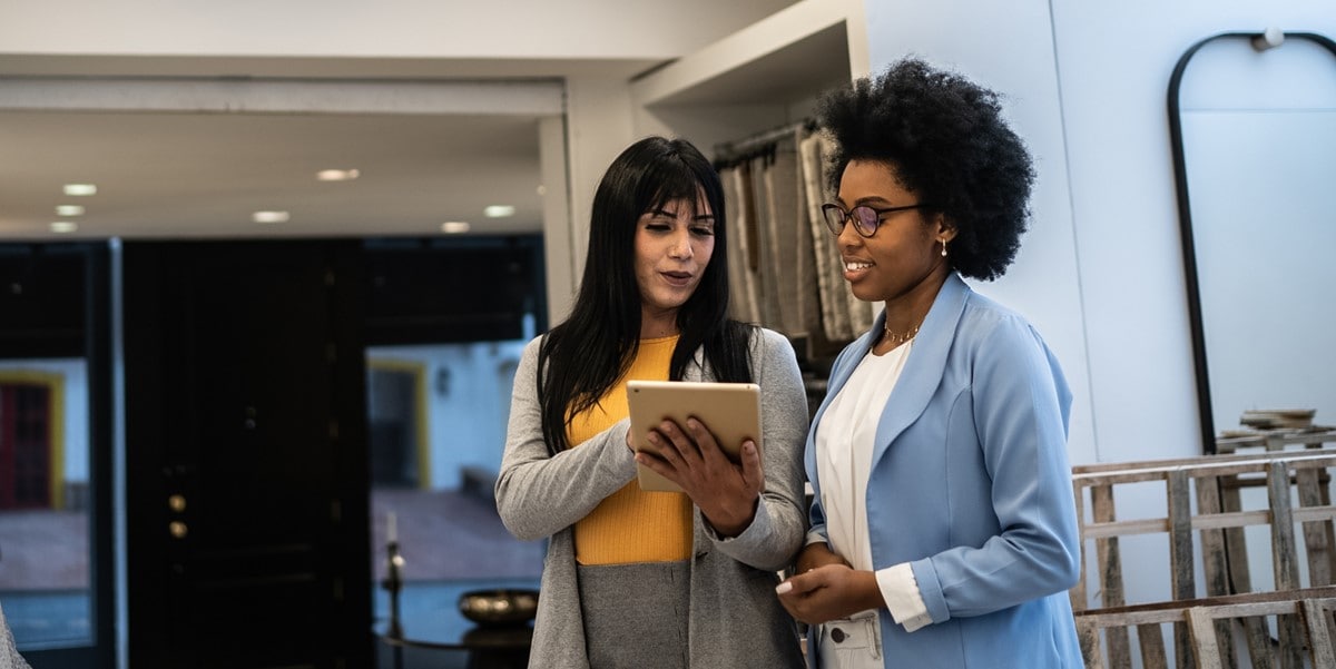 mujeres en oficina